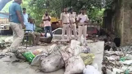 बड़हरा: बड़हरा थाना परिसर में मजिस्ट्रेट की मौजूदगी में विभिन्न थानों में जप्त शराब को किया गया नष्ट