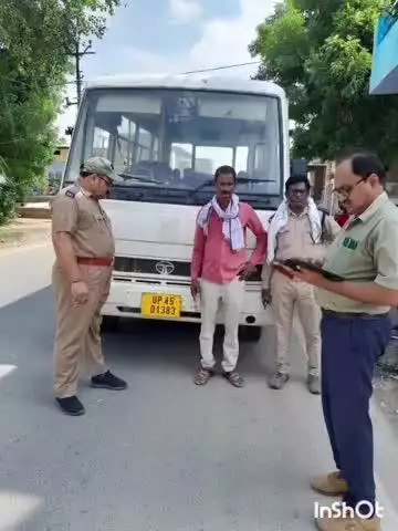 टांडा: अंबेडकरनगर में स्कूली वाहनों की जांच में बड़ी कार्रवाई, दो स्कूल वाहन बिना फिटनेस के पकड़े गए और चालान कटा