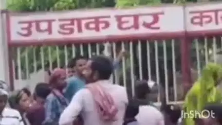 कायमगंज: उपडाकघर कायमगंज में आधार कार्ड बनाने में आ रही समस्या, एक दिन में बन पा रहे केवल 25 से 30 आधार कार्ड