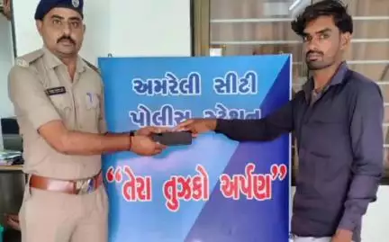અમરેલી શહેરમાં આવેલા લાઇબ્રેરી ચોક ખાતેથી ગુમ થયેલ મોબાઈલને શોધી લેતી સીટી પોલીસ સર્વેલેન્સ ટીમ