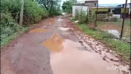 ख़िरवा इलाके रोड पड़ी जर्जर हालत में बरसात के दिनों में भर रहा पानी लोग हो रहे परेशान#jansamasya