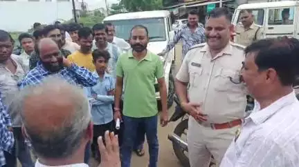 राजपुर: राजपुर के इमली पुरा में रोड नहीं बनने से परेशान कांग्रेस पार्षद धरने पर बैठे, लगाए गंभीर आरोप