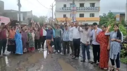 झालरापाटन: संकट मोचन हनुमान मंदिर के सामने से महालक्ष्मीपुरम कॉलोनी रोड़ की खस्ताहाल हालत को लेकर वार्ड वासियो मे आक्रोश #jansamsya