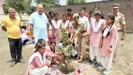तरबगंज: तरबगंज के बालिका इंटर कालेज में विधायक ने वन महोत्सव पर पौधरोपण किया, सभी को अभियान में शामिल होने का आह्वान