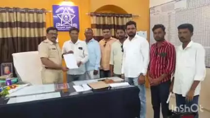 पारोळा: शिवसेना जिल्हाप्रमुख मुकुंद ननवरे यांना गुंड प्रवृत्तीच्या इसमाने शिवीगाळ केल्याने कारवाई बाबत पोलिसात निवेदन