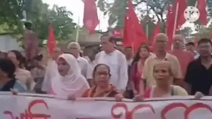 ঠাকুরপুকুর-মহেশতলা: রবীন্দ্রনগর এলাকায় সিপিএমের পক্ষ থেকে শান্তি সম্প্রীতি মিছিল উপস্থিত সুজন চক্রবর্তী ও মোহাম্মদ সেলিম