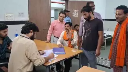 छतरपुर नगर: जटाशंकर में प्रसाद वितरण के दौरान सांप ने व्यक्ति को काटा, अस्पताल में भर्ती