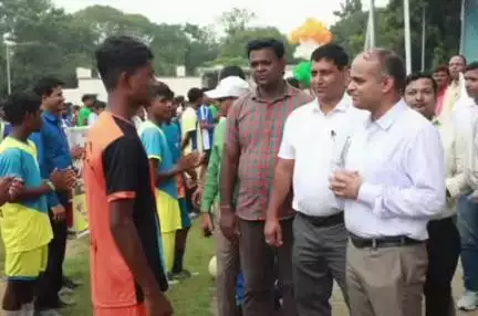 गोलमुरी-सह-जुगसलाई: उपायुक्त ने जिला स्तरीय सुब्रतो कप फुटबॉल प्रतियोगिता का शुभारंभ किया
