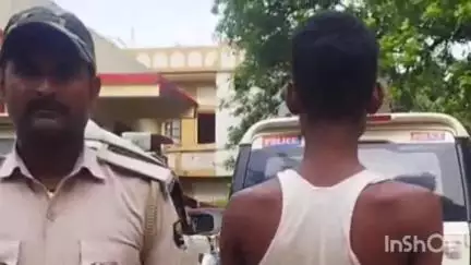 मधेपुरा: मद्य निषेध विभाग ने भर्राही बाजार में छापा मारकर दीनबंधु कुमार को 2 लीटर अवैध कफ सिरफ के साथ किया गिरफ्तार