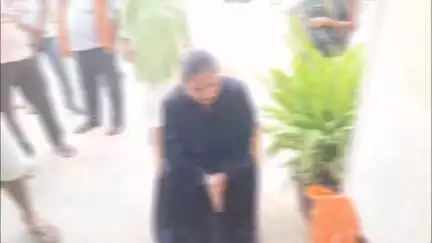 अमेठी: ज्वेलर्स की दुकान पर महिला ने की चोरी, रंगे हाथ पकड़ी गई, दुकानदार ने अमेठी पुलिस के हवाले किया