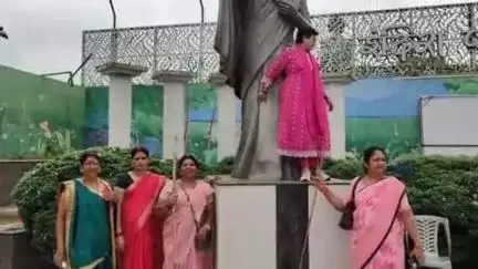 छिंदवाड़ा नगर: इंदिरा तिराहा में गुलाबी गैंग ने चलाया स्वच्छता अभियान, इंदिरा प्रतिमा की साफ-सफाई की