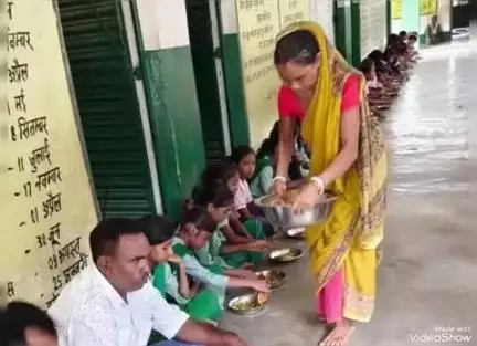 मधुपुर: मुखिया ने मध्यान भोजन की गुणवत्ता जांचने के लिए विद्यालय में बच्चों के साथ बैठकर भोजन किया
