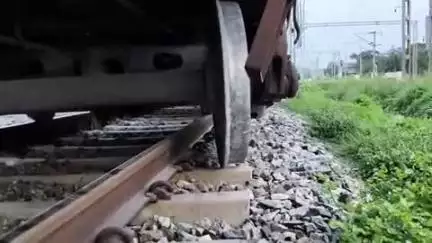 कुदरा: कुदरा रेलवे स्टेशन से 1 किलोमीटर पश्चिम फ्रेट कॉरिडोर की अप लाइन पर मालगाड़ी का एक पहिया उतरा, परिचालन बाधित