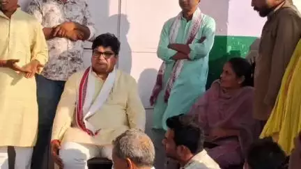 डीग: नेहरू पार्क डीग में विधायक ने नगर परिषद के कर्मचारियों को समझाइश देकर धरना कराया समाप्त