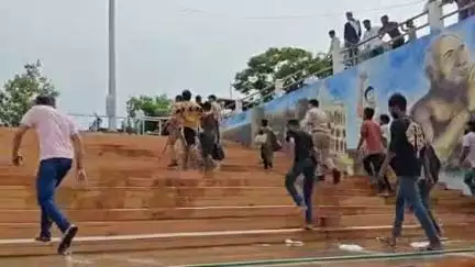 करछना: अरैल गंगा घाट पर मार्केटिंग डांक कर नदी में नहाने का प्रयास करते समय मना करने पर दो पक्षों में मारपीट, दो घायल
