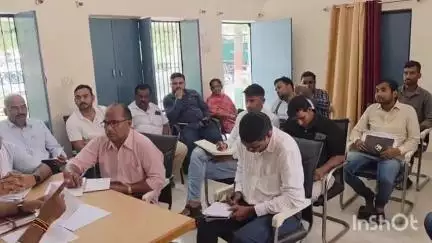 चायल: BDO संजय गुप्ता की अध्यक्षता में मंगलवार को नेवादा ब्लॉक परिसर में सचिवों एवं नोडल अधिकारियों के साथ बैठक हुई