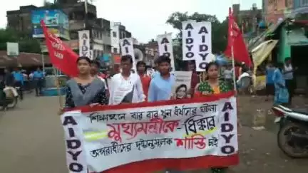 নারায়ণগড়: শিক্ষাঙ্গনে বারবার খুন ও ধর্ষণের ঘটনার প্রতিবাদে বেলদা তে মিছিল করলো যুব সংগঠন এ আই ডি ওয়াই ও