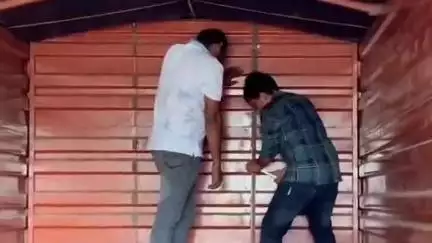 ఇబ్రహీంపట్నం: చేవెళ్ల మండల పరిధిలో గంధం చెక్కులను తరలిస్తున్న డీసీఎంను పట్టుకున్న పోలీసులు