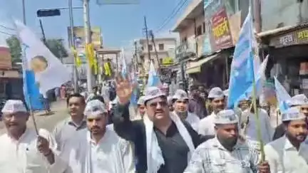सीतापुर: सरकार द्वारा कम बच्चों की संख्या वाले विद्यालय बंद करने के विरोध में आम आदमी पार्टी ने नगर में किया प्रदर्शन