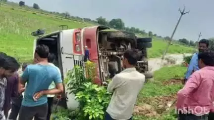 अंबाह: सिरमिती गांव के पास गाय को बचाने में पलटी बस, बड़ा हादसा टला