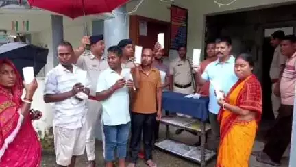 কুমারগ্রাম: হারিয়ে যাওয়া ১৮টি মোবাইল ফোন উদ্ধার করে উপযুক্ত মালিকদের হাতে তুলে দিল কুমারগ্রাম থানার পুলিশ