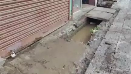 রাজগঞ্জ: রাস্তার নির্মাণ কাজের জন্য নালা বন্ধ হয়ে ২০ থেকে ২৫টি বাড়িতে নোংরা জল ঢুকে পড়ল, ক্ষুদ্ধ বাসিন্দারা#jansamasya