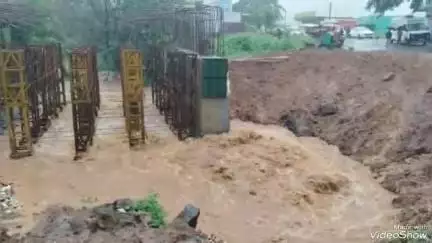 ଲକ୍ଷ୍ମୀପୁର: ପ୍ରବଳ ବର୍ଷାରେ ଧୋଇ ହେଇଗଲା ଅସ୍ଥାୟୀ ଡାଇଭର୍ସନ ରାସ୍ତା, ଦଶମନ୍ତପୁର ସଦରମହକୁମା ଠାରୁ ଦୈନିକ ବଜାର ଓ ବ୍ଳକ କାର୍ଯ୍ୟାଳୟ ବିଛିନ୍ନ