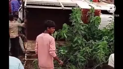 उदयपुर रोड मोड़ पर बड़ा हादसा, खेत से लौटते वक्त मजदूरों से भरी पिकअप गाड़ी अनियंत्रित होकर पलटी, तीन लोग गंभीर घायल
