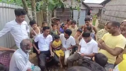 মাটিয়া: আমছু'ৰ  জিলা সমিতিৰ সজাতি দলে আশুডুবিত উচ্ছেদৰ জাননীত হতাশাগ্ৰস্ত হৈ আত্মহত্যা কৰা মনিৰুলৰ গৃহত উপস্থিত হয়