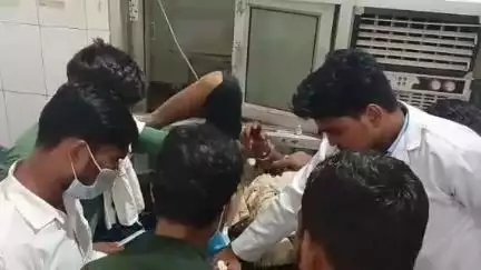 सीतापुर: नेपालापुर में वायरिंग के लिए दीवार काटते समय मशीन की चपेट में आकर एक युवक का हाथ कटा