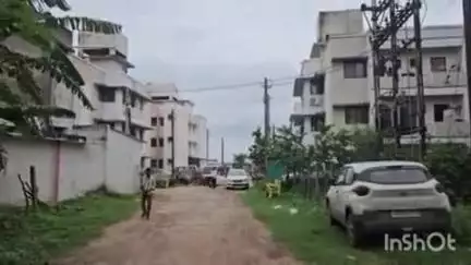 बैकुंठपुर: कोरियर कलेक्टर ने हाउसिंग बोर्ड कॉलोनी में चोरी की घटनाओं के बाद सुरक्षा बढ़ाने के दिए निर्देश