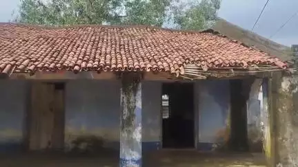 বাঘমুণ্ডী: শশ নেতাজি আদর্শ হাই স্কুলের কয়েকটা রুম একেবারে জীর্ণ, বিপদের আশঙ্কা জানালেন ছাত্র থেকে প্রধান শিক্ষক #jansamasya