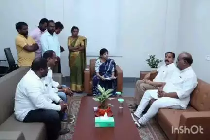జిల్లా కలెక్టర్లను కలిసిన బిఆర్ఎస్ పార్టీ శ్రేణులు పలు సమస్యలపై పోయినది భద్రం ఇచ్చారు