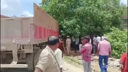 नौतनवा: सुधारपुर चौराहे पर बाइक का पंचर बना रहे व्यक्ति की टेलर की चपेट में आने से हुई मौत, दो लोग हुए घायल