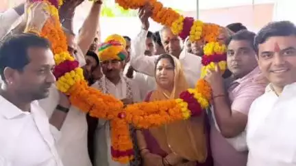 सोजत: प्रदेश भाजपा अध्यक्ष मदन राठौड़ के जन्मदिन पर सोजत विधायक शोभा चौहान और पूर्व मंत्री ने माला पहनकर दी बधाई