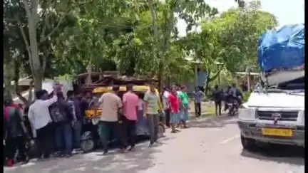 শিলচর: শিলচরকালাইন সড়কের কৃষ্ণপুরভৈরবনগর জিপির কোনাপাড়া এলাকায় দুটি গাড়ির মুখোমুখি সংঘর্ষে জখম-4