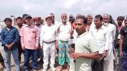 बैरिया: सिंगाही में गंडक नदी का जलस्तर बढ़ने से ग्रामीण सहमे, प्रदर्शन कर सरकार से पक्कीकरण की मांग की