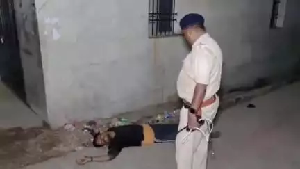 मेदिनीनगर (डालटनगंज): साहित्य समाज चौक के पास शौचालय की दीवार से सटा अज्ञात शव मिला, पहचान नहीं हो पाई