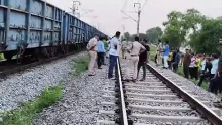 मोहनिया: कुदरा में मालगाड़ी डिरेल होने की सूचना पर मुगलसराय से रेलवे विभाग की टीम पहुंची, रेस्क्यू ऑपरेशन जारी