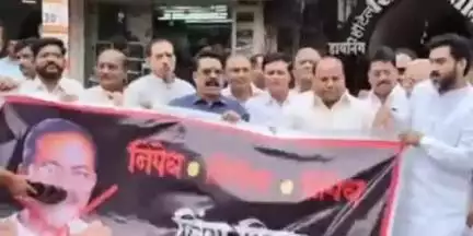 उत्तर सोलापूर: शिवपार्वती लॉज समोर माजी महापौर मनोहर सपाटेच्या प्रतिमेला मराठा समाजबांधवानी मारले जोडे...
