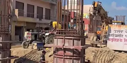 बागपत: दिल्ली के रेलवे अधिकारियों ने टटीरी रेलवे ओवरब्रिज निर्माण का निरीक्षण किया, वरिष्ठ इंजीनियर से प्रगति रिपोर्ट प्राप्त की