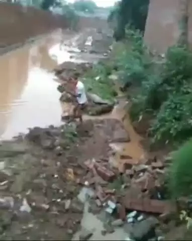 ग्वालियर गिर्द: ग्वालियर: बारिश से मकान की दीवार गिरी, फूटी कॉलोनी में एक व्यक्ति दबा
