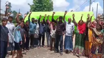 महाराजगंज: हरखपुरा में ताजिया रखने की अनुमति न मिलने से ग्रामीणों में आक्रोश, प्रशासन पर लगाए गंभीर आरोप
