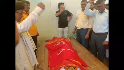 कॉ॰ राजकौशल मिश्र को लाल झंडा देकर अंतिम विदाई दी गई