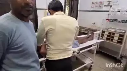 संभल: जिला अस्पताल में भर्ती घायल, CHC रजपुरा से रेफर होकर आया, अज्ञात वाहन ने रजपुरा-बबराला के बीच मारी टक्कर