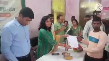 हिण्डौन: संभागीय आयुक्त ने किया औचक निरीक्षण, PM आवास योजना के स्वीकृति पत्र, मृदा स्वास्थ्य कार्ड व मेडिकल किट वितरित किए