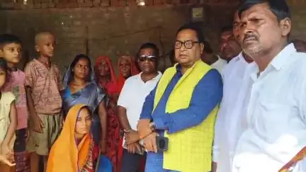 बिहिया: पूर्व मंत्री सह एमएलसी भगवान सिंह कुशवाहा ने मृतक कल्याण सिंह के पीड़ित परिजनों से उतरदहा पहुंचकर की मुलाकात