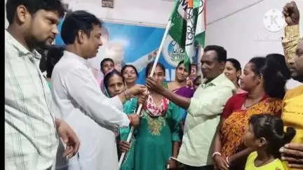 রঘুনাথপুর ১: রঘুনাথপুরের তৃণমূলের কার্যালয়ের সভায় BJP ছেড়ে তৃণমূলে যোগদান করলেন রামকানালি বুথের BJP প্রার্থী,উপস্থিত জেলা সভাপতি