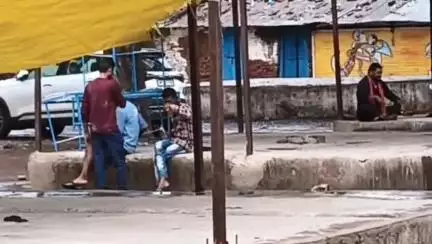 तेंदूखेड़ा: सब्जी बाजार बना शराबियों का अड्डा, पुलिस प्रशासन की अनदेखी उजागर