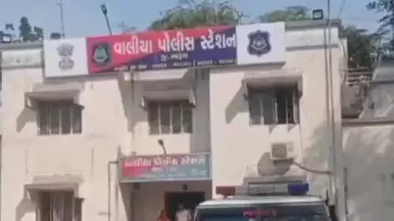 વાલિયા: વાલિયા તાલુકાના ડુંગરી ગામ પાસે નજીવા બાબતે સ્થાનિક યુવાન અને પરપ્રાંતીયો વચ્ચે મારામારી થતા વાલિયા પોલીસ મથકે અરજી આપી